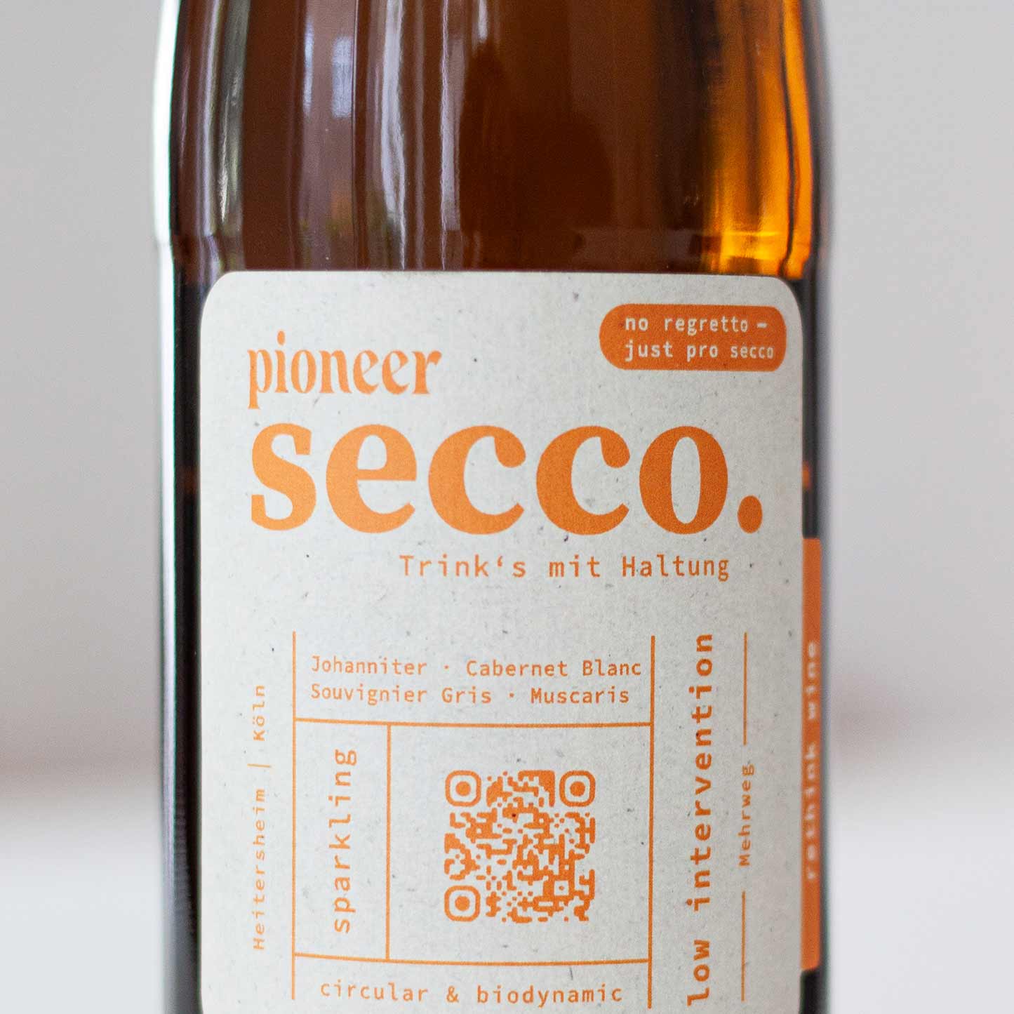 Der erste Pioneer Secco Piwi in einer nachhaltigen Mehrwegflasche. Dieser spritzige Secco aus Piwi-Trauben vereint Frische und Nachhaltigkeit und ist ein Beispiel für die umweltbewusste Verpackung und die hohe Qualität biodynamischer Weine.