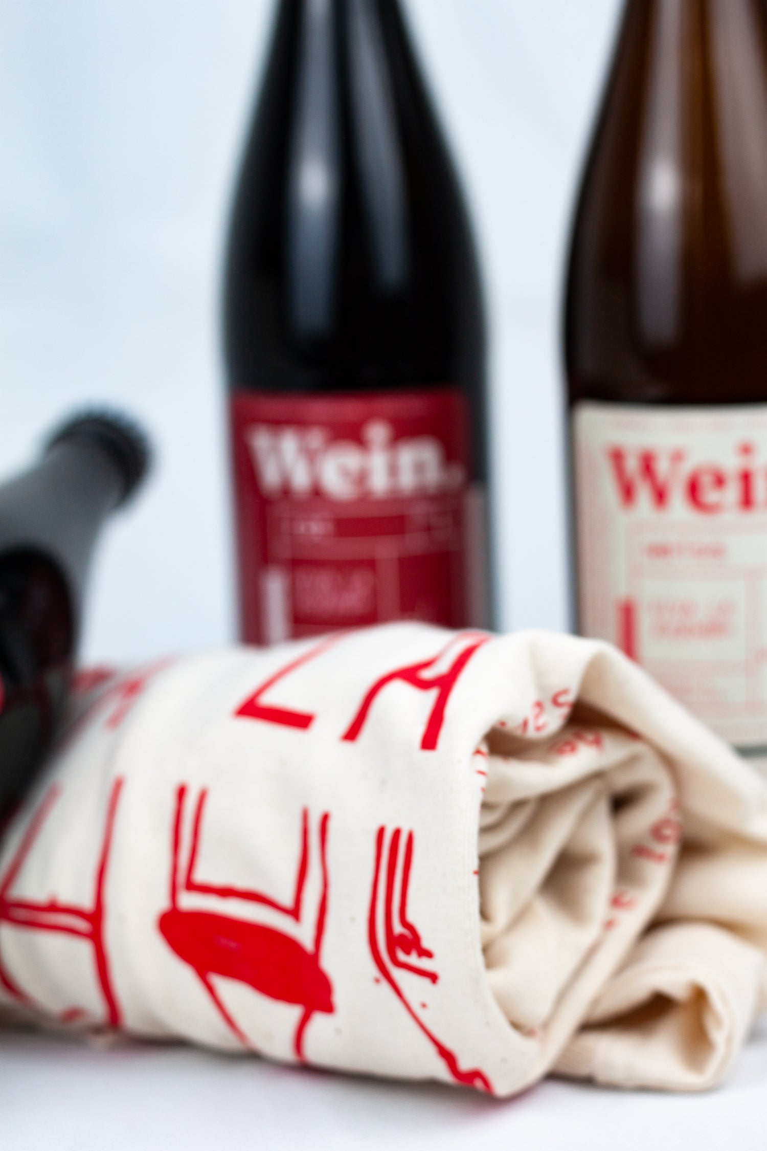 Pioneer Starter Bundle mit einer Auswahl an Weinen und einem T-Shirt. Das Bundle vereint hochwertige Piwi-Weine in nachhaltiger Verpackung mit einem stylischen Shirt, das die Philosophie von Pioneerwines für Qualität und Nachhaltigkeit verkörpert.