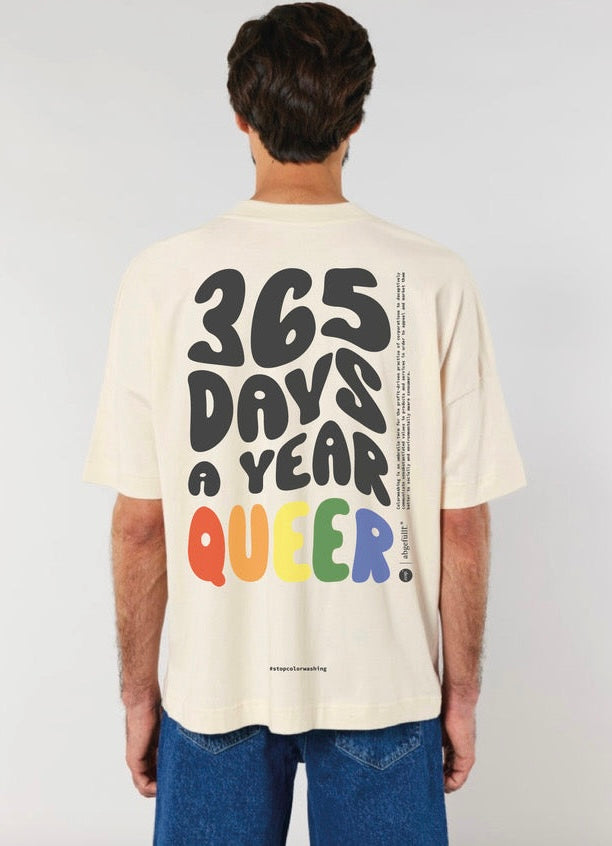 Ein T-Shirt mit dem Aufdruck '365 Days a Year Queer', ein Statement von abgefüllt für Inklusion und Stolz. Dieses Fair-Fashion-Shirt verkörpert nachhaltige Mode und zeigt, dass abgefüllt das ganze Jahr über Flagge für die LGBTQ+ Community zeigt.